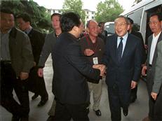 2002年4月16日 政治局常委副总理李岚清视察东部软件园