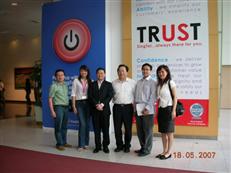 宋董事长参观新加坡电信有限公司，并与王春南副总裁(左三)合影留念